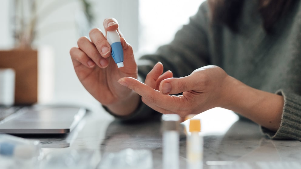 Alzheimer-Test für zu Hause: Frau macht einen Bluttest