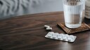 medikamente dehydrierung: Tabletten neben einem Glas mit Wasser