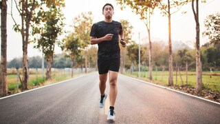 Schmerzmittel Sport: Junger Mann läuft auf einer Straße