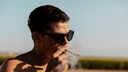 Marihuana Hoden: Ein junger Mann raucht einen Joint