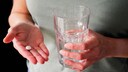 Frau nimmt Paracetamol