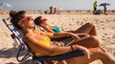 Sonnenbad braun: Zwei Frauen sonnen sich