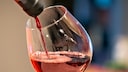 alkohol blutdruck: Glas Rotwein