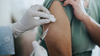 Bluthochdruck Therapie: Frau bekommt eine Spritze in den Arm