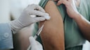 Bluthochdruck Therapie: Frau bekommt eine Spritze in den Arm