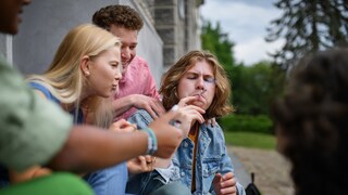rauchen dna schäden: Gruppe Jugendlicher raucht