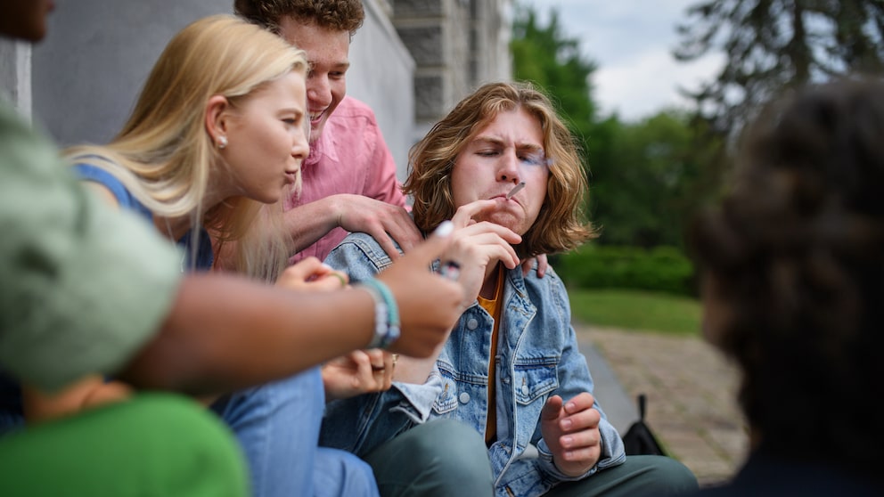 rauchen dna schäden: Gruppe Jugendlicher raucht