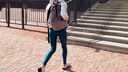 schritte leben verlängern: eine Frau vor einer Treppe