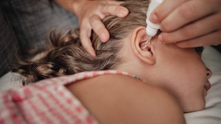 Besonders Kinder und Jugendliche sind von einer Badeotitis betroffen, die viel Zeit im Wasser verbringen und ihre Ohren nicht richtig trocknen