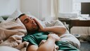Ständig müde trotz ausreichend Schlaf? Welche möglichen Ursachen das haben könnte