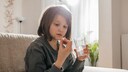 Mädchen nimmt ein Nahrungsergänzungsmittel für Kinder