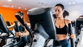 fettverbrennungszone abnehmen: Zwei Frauen im Gym auf einem Crosstrainer