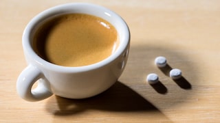 kaffee medikamente: Eine Tasse Kaffee und daneben drei Tabletten