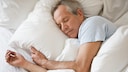 raumtemperatur schlafen: Mann liegt im Bett