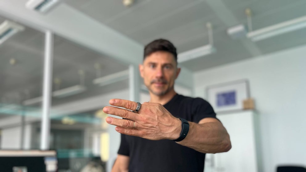 Mit einem Schlaftracker die Schlafhygiene verbessern. Nuno Alves mit einem Oura-Ring am Finger.