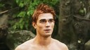 KJ Apa mit Sixpack
