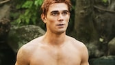 KJ Apa mit Sixpack