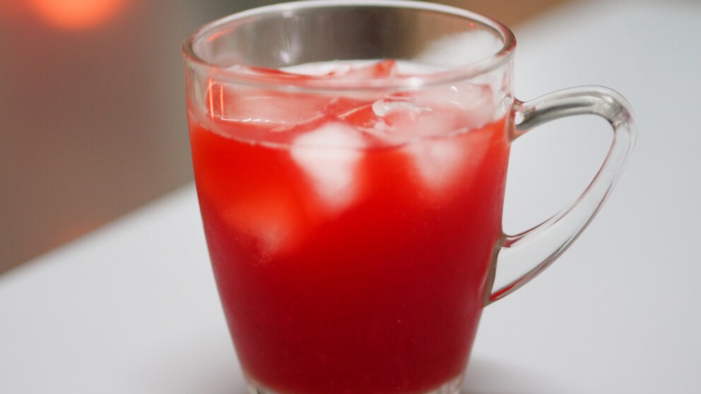 Ein Glas aromatisiertes Wasser wie beim „Watertok“-Trend