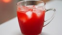 Ein Glas aromatisiertes Wasser wie beim „Watertok“-Trend