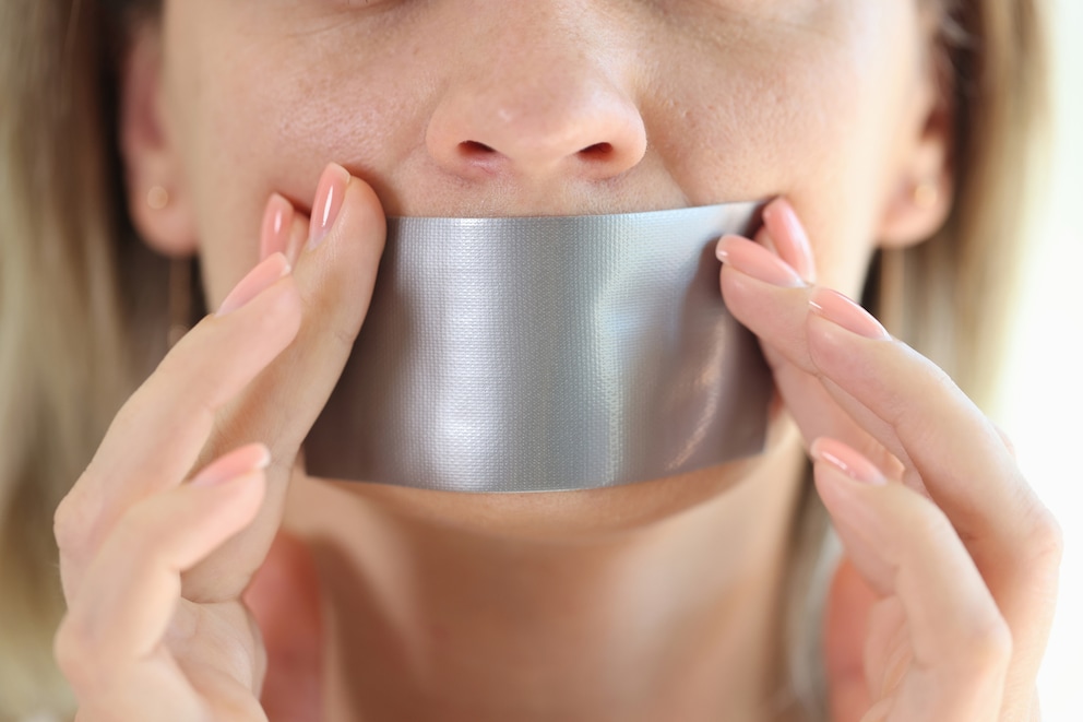 Mouth Taping: Schläft man mit zugeklebtem Mund wirklich besser? - FITBOOK