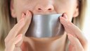 Mouth Taping I Frau mit zugeklebtem Mund