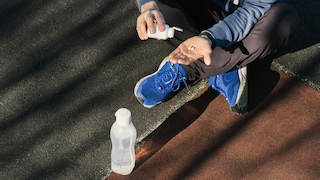Sportler mit Nahrungsergänzungsmitteln