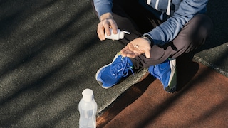 Sportler mit Nahrungsergänzungsmitteln