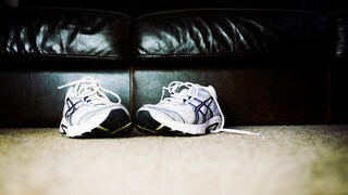 Laufschuhe vor Couch