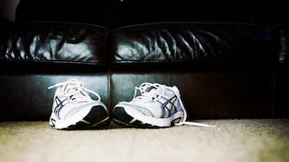 Laufschuhe vor Couch