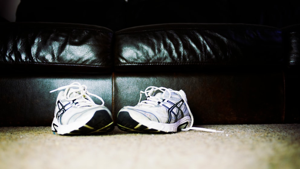 Laufschuhe vor Couch