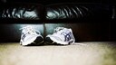 Laufschuhe vor Couch