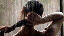 Wechselduschen: Eine Frau unter der Dusche