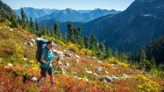 Frau beim Wandern im Herbst