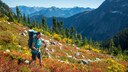 Frau beim Wandern im Herbst