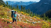 Frau beim Wandern im Herbst