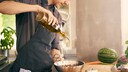 Ein Mann verwendet als gesund geltendes Olivenöl