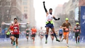 Läufer im Ziel beim Marathon in Boston