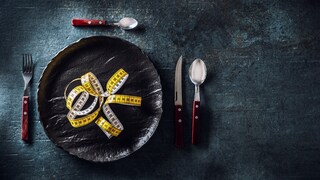 Menschen, die an Magersucht erkrankt sind, schränken sich selbst immer mehr im Essverhalten ein, um so dünn wie möglich zu werden.