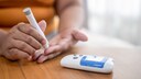 Junger Diabetiker misst seinen Blutzucker