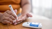 Junger Diabetiker misst seinen Blutzucker