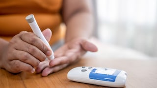 Junger Diabetiker misst seinen Blutzucker