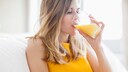 Frau trinkt Orangensaft