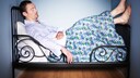 Großer Mann liegt im Bett