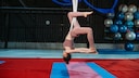 Beim Aerial-Yoga werden die Übungen hängend in einem Tuch durchgeführt