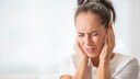 Frau mit Tinnitus