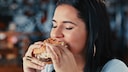 Zu viel Protein: Frau isst Sandwich mit Ei