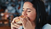 Zu viel Protein: Frau isst Sandwich mit Ei