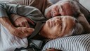 Insbesondere Senioren sollten auf guten und vor allem tiefen Schlaf achten, um ihr Demenzrisiko zu senken