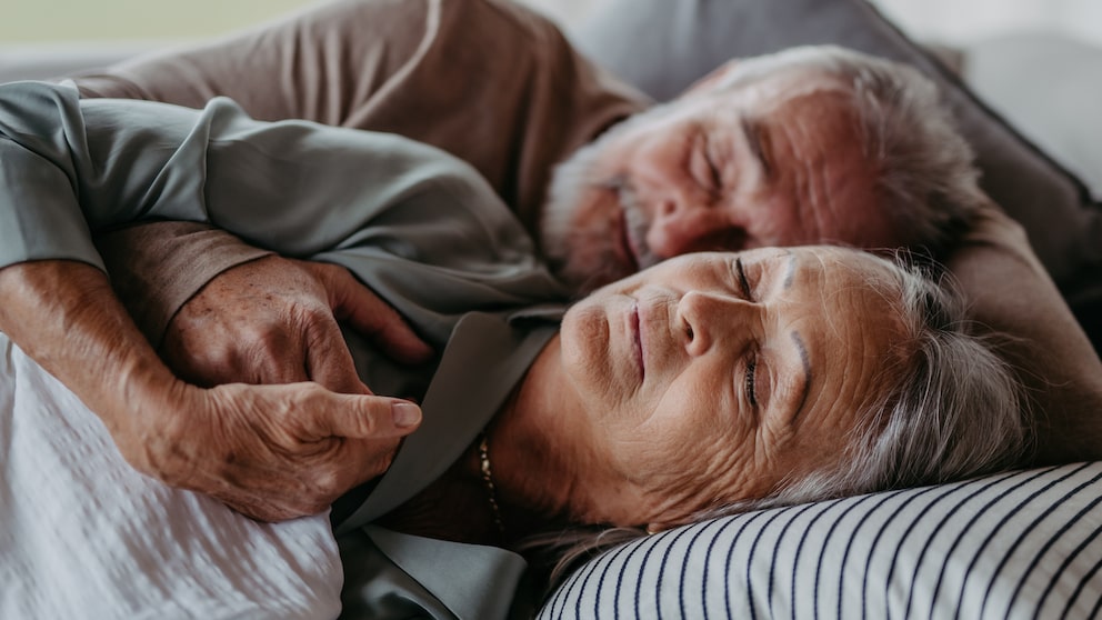 Insbesondere Senioren sollten auf guten und vor allem tiefen Schlaf achten, um ihr Demenzrisiko zu senken
