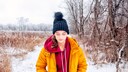Junge Frau geht im Winter spazieren